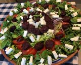 Une image de l'étape 20 de Trio de salades (frisée,roquette,cresson) tomate,oignon rouge et chorizo noir à la feta.