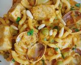 Foto del paso 7 de la receta: Fideuá de atún con almejas y piñones