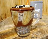 Φωτογραφία βήματος 3 της συνταγής Overnight oatmeal με chia, μπανάνα και καραμέλα από χουρμάδες