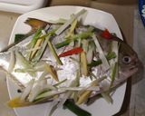 Hình bước làm 1 của món Cá chim hấp cuốn bánh tráng