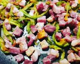 Foto del passaggio 1 della ricetta Pasta con fiori di zucchina e pancetta
