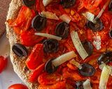 Foto del paso 4 de la receta: "Pizza" de cherrys y aceitunas negras