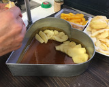 Foto del paso 3 de la receta: Torta invertida de manzana y duraznos en almíbar