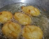 A picture of step 4 of Dahi bhalla.