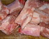 Hình bước làm 1 của món Canh sườn non hầm củ sen cà rốt