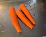 Une image de l'étape 2 de Salade de courgette, carottes et poivrons jaunes au surimi et ciboulette fraîche.