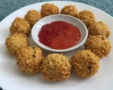 Foto langkah ke 4 dari resep Bola-Bola Rambutan Indomie.