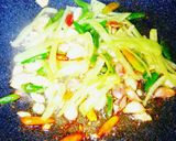 รูปขั้นตอนการทำที่ 5 ของ กะเพราผัดแห้งไก่ทอดไส้กรอกกรอบ