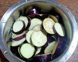 A picture of step 1 of Baigan bhajha.