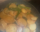 Foto del paso 6 de la receta: Pechuga de pollo en salsa con patatas a lo pobre