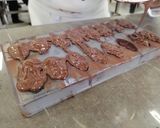 Foto del paso 8 de la receta: Bombones de chocolates con rellenos de chapulín