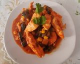 Foto del paso 3 de la receta: Pollo con poblano y elote en salsa de tomate