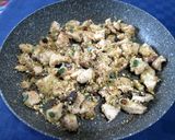 Foto del passaggio 5 della ricetta Pollo con mela uvetta e frutta secca