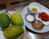 Hình bước làm 1 của món Làm xoài lắc muối tôm tại nhà