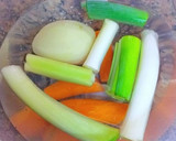 Foto del paso 2 de la receta: Sopa de pollo con garbanzos en crema de verduras