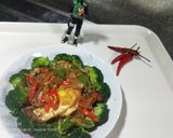 Foto langkah ke 3 dari resep Telur ceplok saus inggris dengan brokoli.