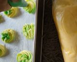 Foto langkah ke 7 dari resep Kue Semprit Sagu Pandan.
