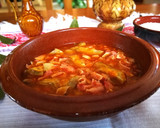 Foto del paso 5 de la receta: Oreja de cerdo con salsa de tomate con alcachofas