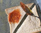 Foto langkah ke 5 dari resep Pizza Roti Tawar.
