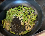 Foto del paso 3 de la receta: Risotto de setas y espárragos verdes con queso de oveja