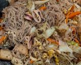 Gambar langkah 6 resipi Bihun Goreng Singapore.