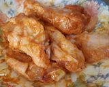 Foto del paso 4 de la receta: Alitas de pollo con mostaza en airfryer y ensalada líquida