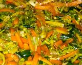 Foto langkah ke 4 dari resep Tumis Bunga Pepaya dan Wortel.