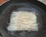 Foto langkah ke 1 dari resep Bihun Goreng Ayam (pakai bihun instan).