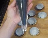Foto del paso 12 de la receta: Black Magic Halloween Cupcakes