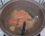 Foto langkah ke 3 dari resep Sup Tulang Ikan Salmon.