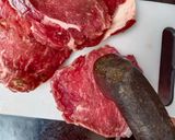 Foto langkah ke 1 dari resep Steak Sapi Lada Hitam.