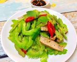Hình bước làm 3 của món Khổ Qua Xào Chả Cá