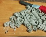 صورة لخطوة 4 من وصفة فقيقصات مالحين بعجينة واحدة 3 نكهات 😋 بمناسبة عاشوراء