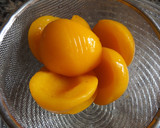 Foto del paso 1 de la receta: Postre improvisado con melocotones en almíbar y fruta con crema apto para diabéticos