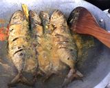 Foto langkah ke 5 dari resep Ikan kembung bumbu kuning.