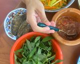 Hình bước làm 2 của món Gỏi Xoài Cà Rốt Rau Răm Trộn Khô Cá Sặc