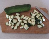 A picture of step 2 of Curry chicken breasts with zucchini/courgette.