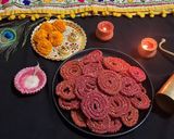 A picture of step 5 of Beetroot chakli (murukku).