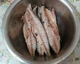 Foto langkah ke 1 dari resep Ikan Pindang Saus Sarden.