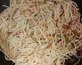 व्हेज हाका नूडल्स (veg hakka noodles recipe in marathi) रेसिपी स्टेप 3 फोटो 