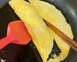 Hình bước làm 5 của món Cơm nếp cẩm cuộn trứng