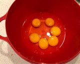 Foto del paso 1 de la receta: Soufflés de huevos y queso 🥚 🧀