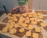 Foto del paso 9 de la receta: Bizcochitos Domingueros Salados de Polenta Rellenos con Dulce de Leche y Dulce de Guayabada