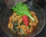 Foto langkah ke 5 dari resep Seblak makaroni telur daun sawi bumbu cabe merah.