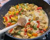 Une image de l'étape 25 de Poulet au lait de coco et poivrons.
