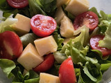 Ensalada fresca de lechuga y queso mantecoso