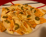 Foto del paso 3 de la receta: Nachos con queso raclette y pepinillos