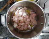 Foto del paso 1 de la receta: Pollo guisado con piñones