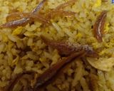 Gambar langkah 9 resipi Nasi Goreng Kunyit Ikan Bilis.
