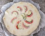 Foto del passaggio 5 della ricetta Torta salata con verdure e mozzarella 🥔🥒🍅🥧